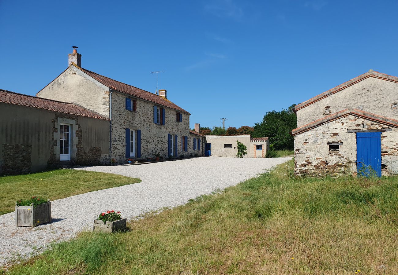 Maison à Saint-Julien-des-Landes - Gîte Les Fragonnettes