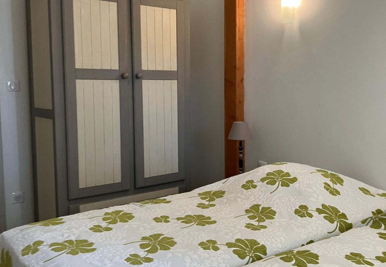 Gîte Rural à Tour-de-Faure - À l'Ombre du Tilleul