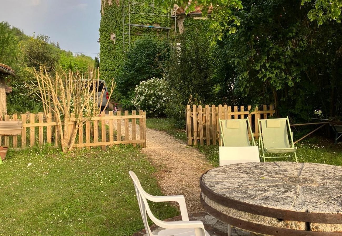 Gîte Rural à Tour-de-Faure - À l'Ombre du Tilleul