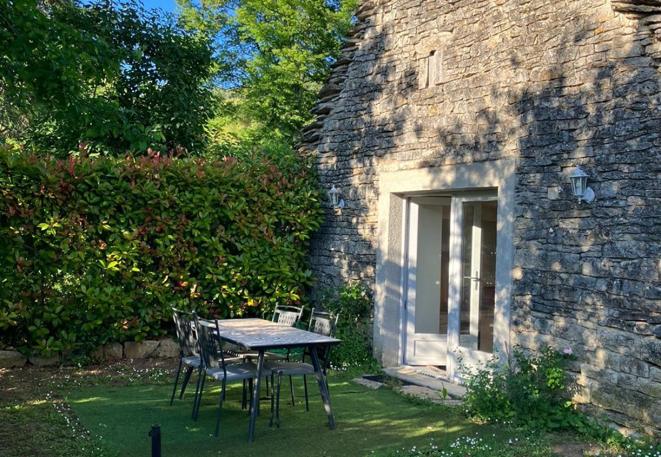 Gîte Rural à Tour-de-Faure - À l'Ombre du Tilleul