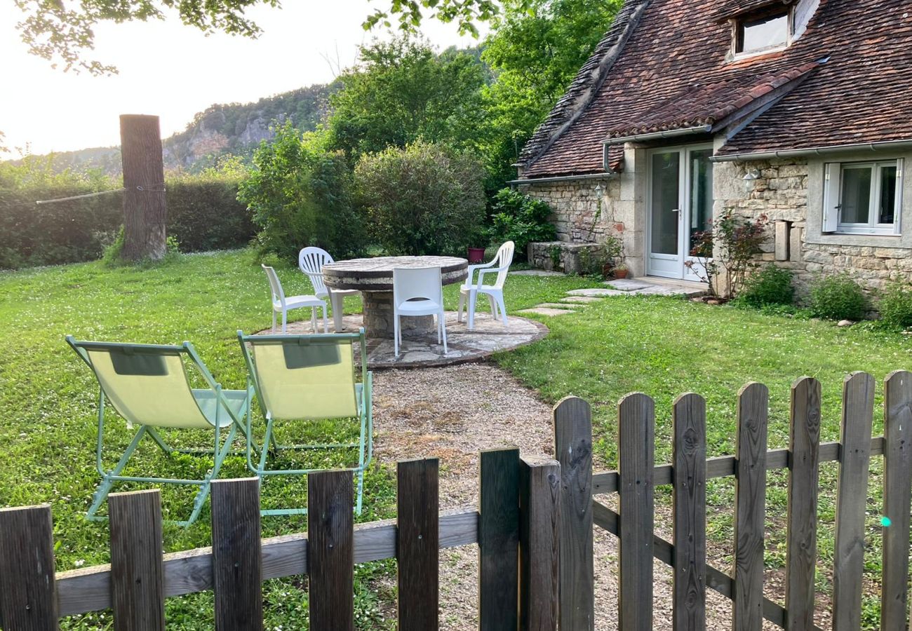 Gîte Rural à Tour-de-Faure - À l'Ombre du Tilleul