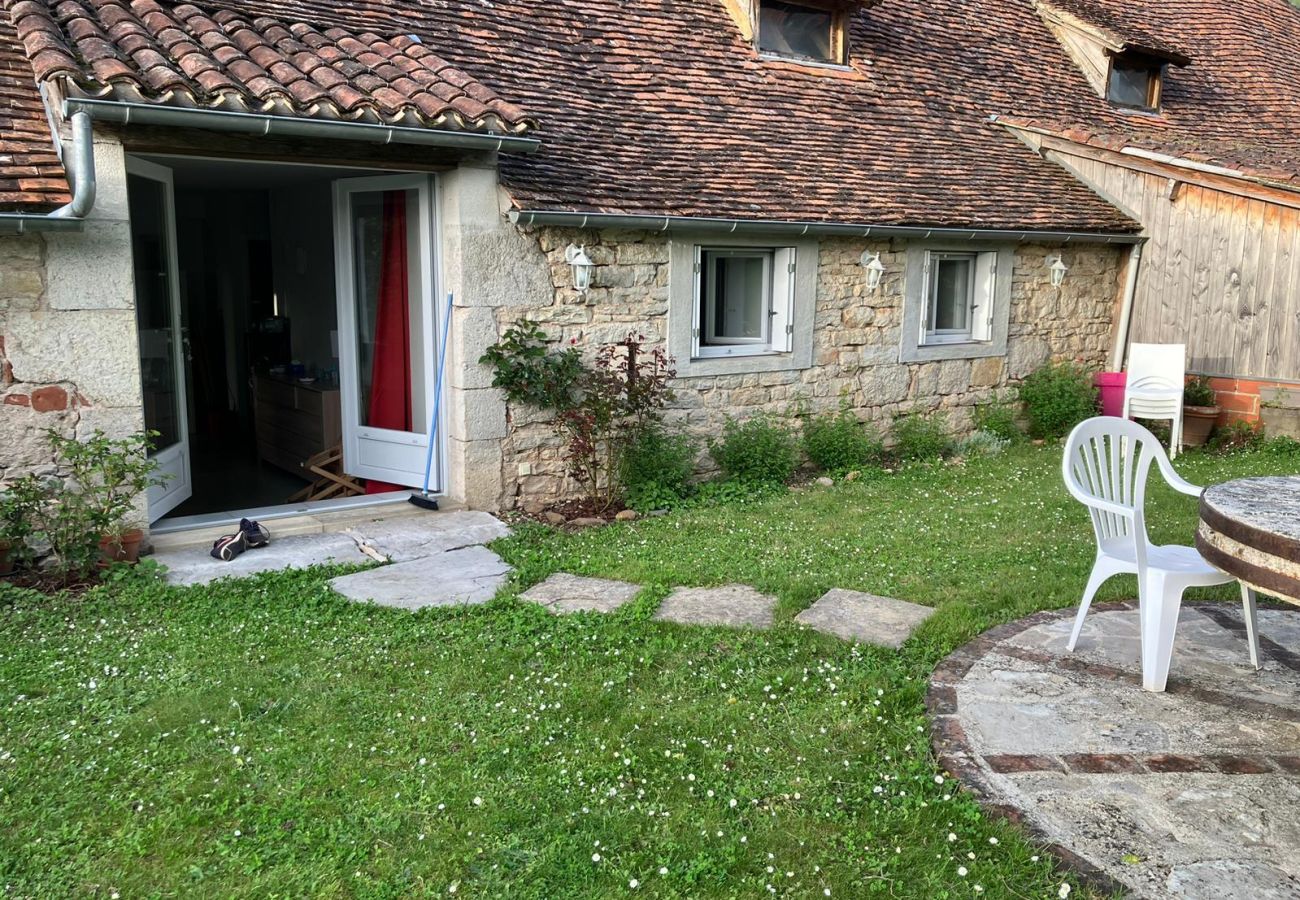 Gîte Rural à Tour-de-Faure - À l'Ombre du Tilleul