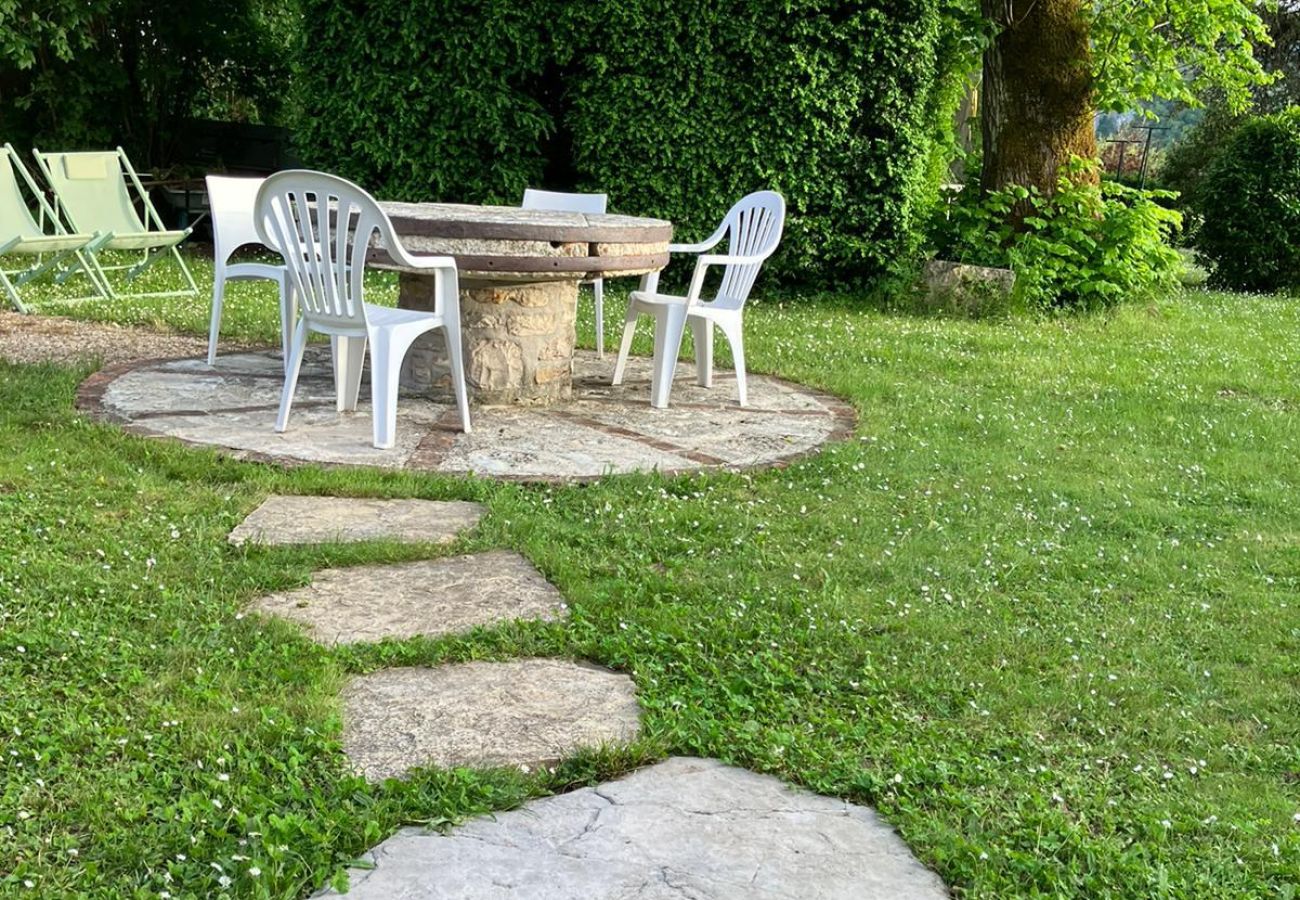 Gîte Rural à Tour-de-Faure - À l'Ombre du Tilleul