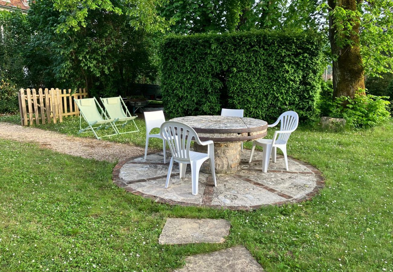 Gîte Rural à Tour-de-Faure - À l'Ombre du Tilleul